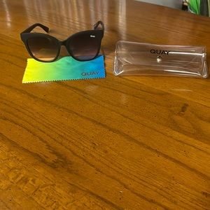 Quay sunglasses with cleaning cloth and clear case